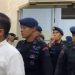 Anggota Brimbom melontarkan sorakan dan teriakan saat jalannya sidang. (Tangkapan layar dari akun twitter YLBHI)