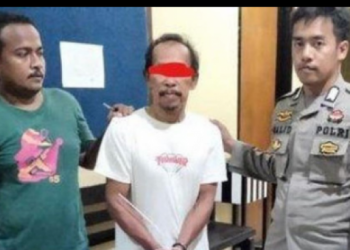 Polisi saat menangkap pria paruh baya setelah membunuh rekannya karena sering kentut di depannya. (ist)