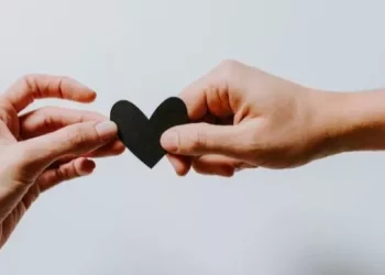 Ilustrasi tanda sahabat jatuh cinta (unsplash.com/@kellysikkema)