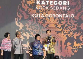 Kota Gorontalo kembali memperoleh piala adipura untuk tahun 2022 yakni di bidang kebersihan dan pengelolaan lingkungan itu diserahkan menteri lingkungan hidup dan kehutanan di Auditorium Manggala Wanabahakti, Jakarta, Selasa, (28/02/2023). (Foto: Humas)