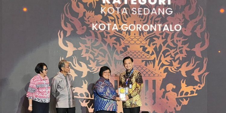 Kota Gorontalo kembali memperoleh piala adipura untuk tahun 2022 yakni di bidang kebersihan dan pengelolaan lingkungan itu diserahkan menteri lingkungan hidup dan kehutanan di Auditorium Manggala Wanabahakti, Jakarta, Selasa, (28/02/2023). (Foto: Humas)