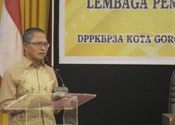 Sekretaris Daerah Kota Gorontalo, Ismail Madjid membuka kegiatan bimbingan teknis Perencanaan dan Penganggaran Responsif Gender Tahun 2023 di Hotel Grand Q, Kota Gorontalo, Kamis (2/3/2023). (Foto: Humas)
