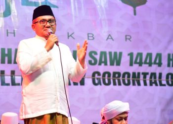 Wali Kota Gorontalo, Marten Taha saat memberikan sambutan dalam acara tabligh Akbar peringatan isra mi'raj nabi Muhammad Saw di Lapangan Taruna Remaja Kota Gorontalo, Sabtu malam (4/3/2023). (Foto: Humas)