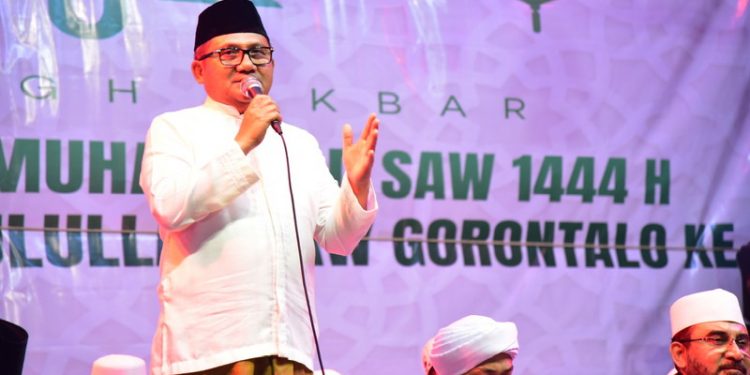 Wali Kota Gorontalo, Marten Taha saat memberikan sambutan dalam acara tabligh Akbar peringatan isra mi'raj nabi Muhammad Saw di Lapangan Taruna Remaja Kota Gorontalo, Sabtu malam (4/3/2023). (Foto: Humas)