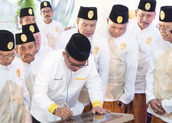 Wali Kota Gorontalo, Marten Taha saat menandatangani Prasasti Duango Adati Lo Hulonthalo di Rumah Adat Dulohupa, Kota Gorontalo, Ahad (5/3/2023). (Foto: Humas)