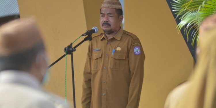 Kasubag Umum dan Kepegawaian Dinas Kesehatan Provinsi Gorontal,o Samin Deu sekaligus Pembina Apel saat Apel Pagi di Kantor Dinas Kesehatan Provinsi Gorontalo, Senin (6/3/2023). (Foto: Putra/Gopos)