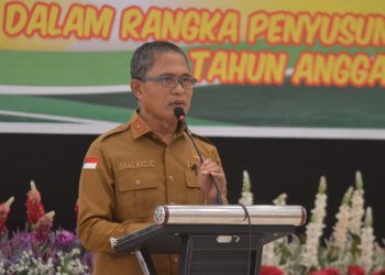 Sekertaris Daerah Kota Gorontalo, Ismail Madjid memberikan sambutan pelaksanaan Musyawarah Perencanaan Pembangunan (Musrenbang) Tingkat Kecamatan Kota Tengah, Kota Gorontalo di Grand Palace Convention Center (GPCC) Kota Gorontalo, Senin (6/3/2023). (Foto: Putra/Gopos)