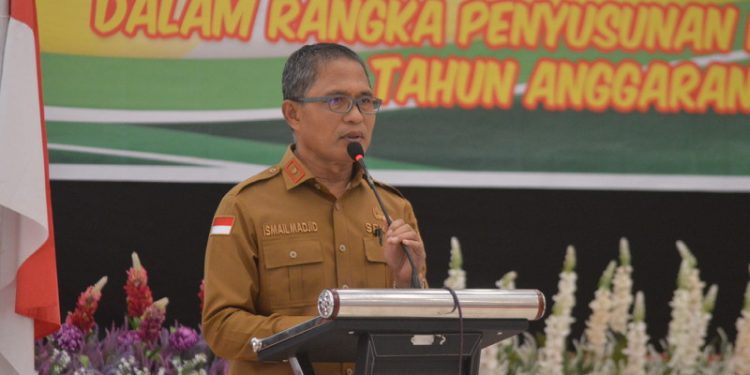 Sekertaris Daerah Kota Gorontalo, Ismail Madjid memberikan sambutan pelaksanaan Musyawarah Perencanaan Pembangunan (Musrenbang) Tingkat Kecamatan Kota Tengah, Kota Gorontalo di Grand Palace Convention Center (GPCC) Kota Gorontalo, Senin (6/3/2023). (Foto: Putra/Gopos)
