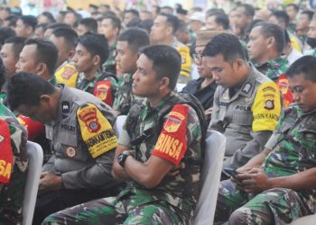 Bhabinkamtibmas, Babinsa, Lurah/Kepala Desa Se- Provinsi Gorontalo dapat arahan jelang pemilu 2024 melalui Apel Tiga Pilar dengan tema, melalui konsolidasi tiga pilar, kita jaga integritas bangun sinergitas menuju pemilu serentak 2024 yang lancar dan damai, di Grand Sumberia Ballroom, Kamis (9/3/2023). (Foto: Putra/Gopos)