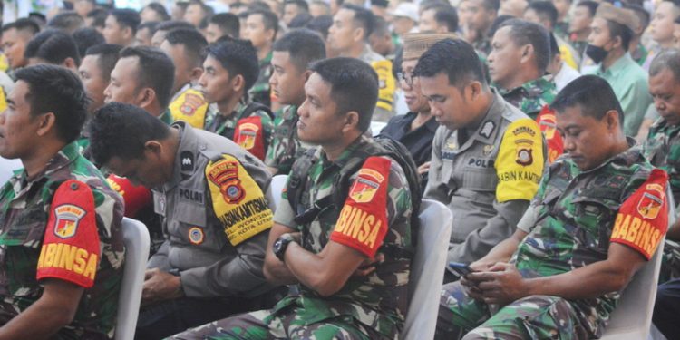 Bhabinkamtibmas, Babinsa, Lurah/Kepala Desa Se- Provinsi Gorontalo dapat arahan jelang pemilu 2024 melalui Apel Tiga Pilar dengan tema, melalui konsolidasi tiga pilar, kita jaga integritas bangun sinergitas menuju pemilu serentak 2024 yang lancar dan damai, di Grand Sumberia Ballroom, Kamis (9/3/2023). (Foto: Putra/Gopos)