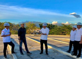 Kadis Perindag Kabupaten Gorontalo Dan Project Control PT Putra Jaya Andalan Saat Memantau Lokasi Pasar Moderen Rabu (8/3/2023) (Foto: dela)