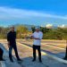 Kadis Perindag Kabupaten Gorontalo Dan Project Control PT Putra Jaya Andalan Saat Memantau Lokasi Pasar Moderen Rabu (8/3/2023) (Foto: dela)