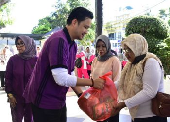 Wakil Walikota Gorontalo, Ryan Kono saat memberikan bantuan dalam kegiatan pencanangan HKG PKK Tingkat Kota Gorontalo pada, Jumat (10/3/2023). (Foto: Humas)