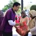 Wakil Walikota Gorontalo, Ryan Kono saat memberikan bantuan dalam kegiatan pencanangan HKG PKK Tingkat Kota Gorontalo pada, Jumat (10/3/2023). (Foto: Humas)