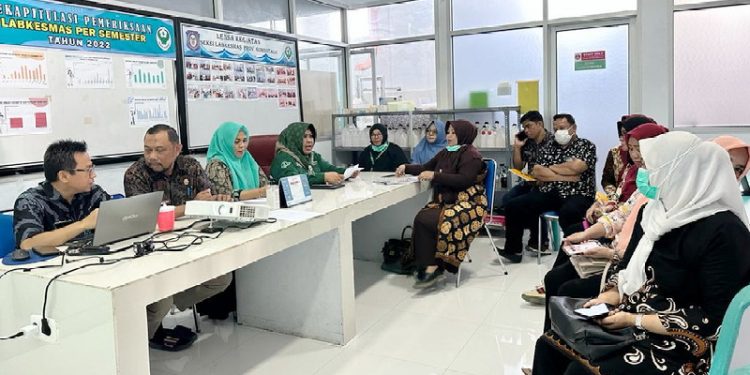 Dinas Kesehatan Kota Gorontalo melaksanakan studi tiru di UPTD Balai Laboratorium Kesehatan Daerah (Labkesda) Provinsi Gorontalo, Jumat (10/3/2023). (Foto: Istimewa)