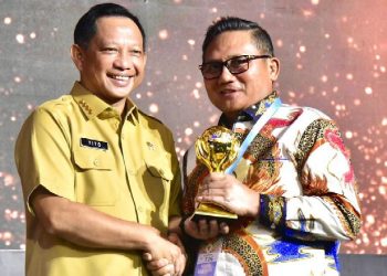 Wali Kota Gorontalo, Marten Taha menerima langsung penghargaan UHC dari Menteri Dalam Negeri, Tito Karnavian di Jakarta, Selasa (14/3/2023). (Foto: Humas)