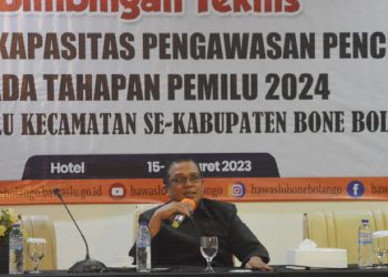 Rahmat Mohi selaku pemateri saat Bimbingan Teknis Peningkatan Kapasitas pengawasan pencegahan pada tahapan pemilu tahun 2024 di Hotel Damhil, Kota Gorontalo, Rabu (16/3/2023). (Foto: Putra/Gopos)