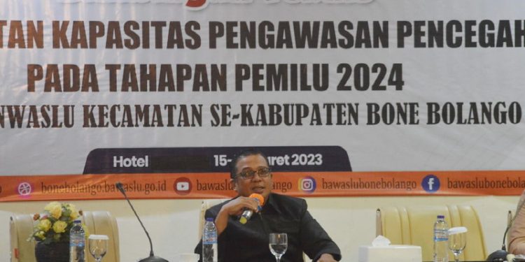 Rahmat Mohi selaku pemateri saat Bimbingan Teknis Peningkatan Kapasitas pengawasan pencegahan pada tahapan pemilu tahun 2024 di Hotel Damhil, Kota Gorontalo, Rabu (16/3/2023). (Foto: Putra/Gopos)