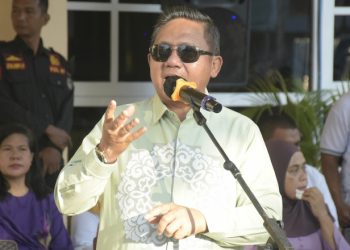 Marten Taha saat memberi sambutan pada lomba gerak jalan Pramuka dan Palang Merah Indonesia (PMI) dalam rangka memeringati Hari Ulang Tahun (HUT) ke-295 Kota Gorontalo, Kamis (16/3/2023). (Foto: Humas)