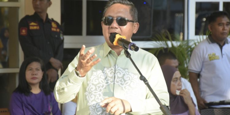 Marten Taha saat memberi sambutan pada lomba gerak jalan Pramuka dan Palang Merah Indonesia (PMI) dalam rangka memeringati Hari Ulang Tahun (HUT) ke-295 Kota Gorontalo, Kamis (16/3/2023). (Foto: Humas)