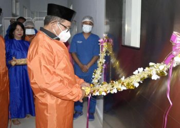 Wali Kota Gorontalo,, Marten Taha saat meresmikan Gedung PICU/NICU RSUD Otanaha. (Foto: Humas)