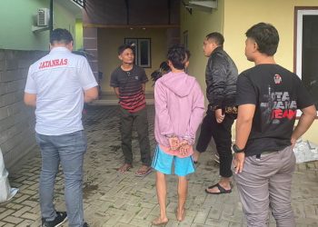 Team Resmob Otanaha Polda Gorontalo berhasil mengamankan seorang pemuda yang melakukan kasus pemerkosaan terhadap anak dibawah umur. AP alias Ardin (22) (tengah baju pink).
