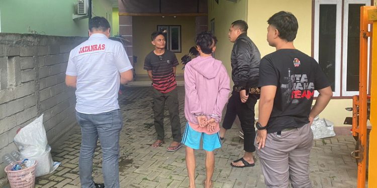 Team Resmob Otanaha Polda Gorontalo berhasil mengamankan seorang pemuda yang melakukan kasus pemerkosaan terhadap anak dibawah umur. AP alias Ardin (22) (tengah baju pink).