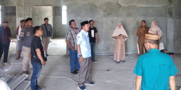 Anggota DPRD Kabupaten Bone Bolango Daerah Pemilihan (Dapil) 2 melakukan reses untuk meninjau sejumlah progres pembangunan proyek, Selasa (21/3/2023). (Foto: Istimewa)