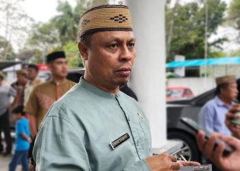 Sekretaris Daerah (Sekda) Kabupaten Gorontalo, Roni Sampir Saat di Wawancarai awak media di Kantor DPRD Kabupaten Gorontalo Selasa (28/3/2023) (Foto: dela)