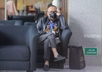 Mantan Kepala Bagian Umum Kantor Wilayah DJP Jakarta Selatan II Rafael Alun Trisambodo bersiap menjalani pemeriksaan di Gedung KPK, Jakarta Selatan, Rabu (1/3/2023). [Suara.com]