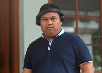 Muhammad Akbar alias Ajudan Pribadi berpose saat berkunjung di kantor Redaksi Suara.com, Jakarta, Kamis (16/5). [Suara.com]