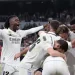 Penyerang Real Madrid asal Prancis Karim Benzema melakukan selebrasi dengan rekan setimnya setelah mencetak gol selama pertandingan leg kedua 16 besar Liga Champions antara Real Madrid vs Liverpool FC di stadion Santiago Bernabeu di Madrid pada 15 Maret 2023. Pierre-Philippe Marcou / AFP.