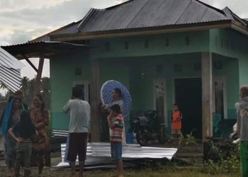 Kondisi rumah salah satu warga di Dusun Merpati, Kecamatan Dulohupa, Wonosari, mengalami kerusakan akibat diterjang angin puting beliung.(istimewa)