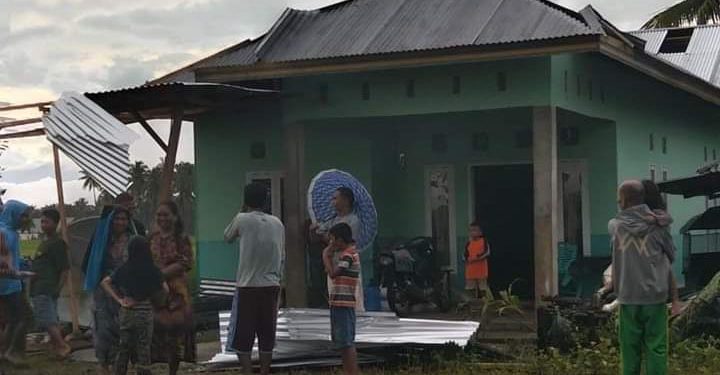 Kondisi rumah salah satu warga di Dusun Merpati, Kecamatan Dulohupa, Wonosari, mengalami kerusakan akibat diterjang angin puting beliung.(istimewa)