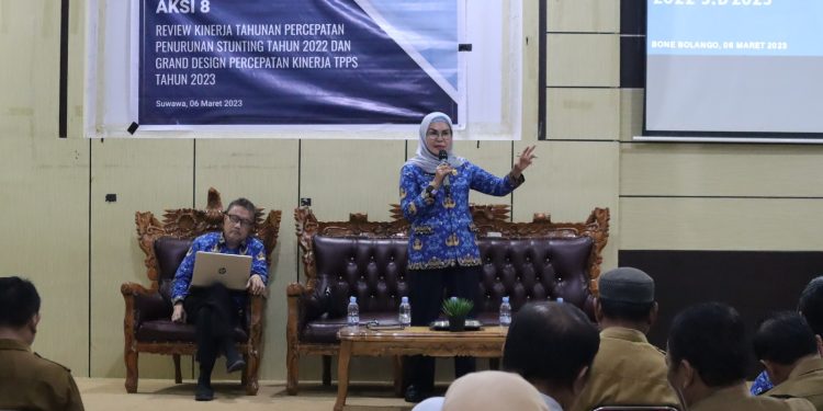 Wakil Bupati, Merlan S. Uloli saat memberikan arahan pada Rapat Koordinasi Pecepatan Penurunan Stunting yang dilaksanakan di Aula Tolopani Bappeda Litbang Bone Bolango, Senin (6/3/2023). (Foto Sandi/Diskominfo)
