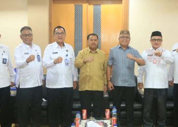 Pimpinan DPRD Provinsi Gorontalo berpose bersama dengan Kepala BNNP Gorontalo, Brigjen Rudy Ahmad, dan jajaran BNNP Gorontalo.(Humas Deprov Gorontalo)