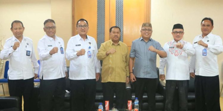 Pimpinan DPRD Provinsi Gorontalo berpose bersama dengan Kepala BNNP Gorontalo, Brigjen Rudy Ahmad, dan jajaran BNNP Gorontalo.(Humas Deprov Gorontalo)