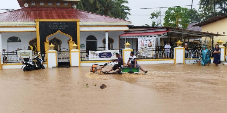 Banjir yang melanda Kecamatan Bulango Timur, pasca hujan deras mengguyur wilayah Bone Bolango, Ahad (26/3/2023).