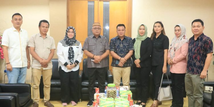 Wakil Ketua DPRD Provinsi Gorontalo, Sofyan Puhi (upiah karanji) berpose bersama dengan anggota DPRD Kabupaten Bolaang Mongondow. (Humas Deprov Gorontalo)