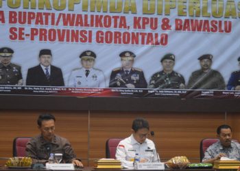 Pj Gubernur Gorontalo, Hamka Hendra Noer saat mengikuti rapat Forkopimda Diperluas yang berlangsung di Kantor Kejaksaan Tinggi, Kamis (9/3/2023). (Foto: Putra/Gopos)