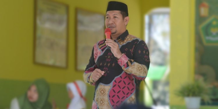 Anggota DPRD Kabupaten Bone Bolango, Syamsu Botutihe saat memberikan arahan dalam kegiatan Isra Mi'raj Nabi Muhammad Saw Tahun 1444 h di rangkaian dengan halal BI Halal di Madrasah Ibtidaiyah, Al-Hidayah, Desa Bulonthalagi Timur, Bulango Timur, Kabupaten Bone Bolango, Selasa (14/3/2023). (Foto: Putra/Gopos)