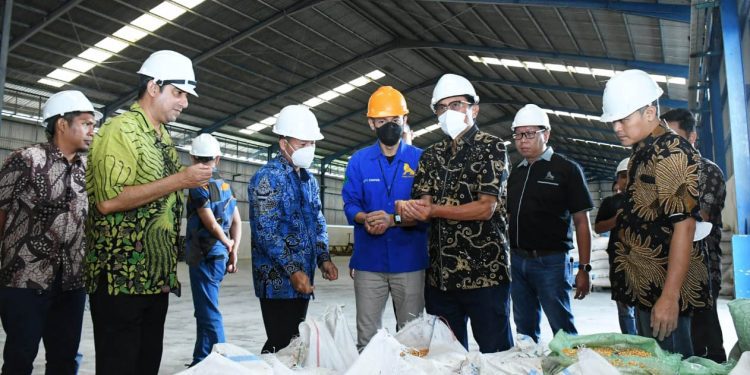 Wakil Ketua MPR RI, Fadel Muhammad (tengah kemeja batik) meninjau Corn Dryer milik Charoen Pokphand di Desa Pongongaila, Kecamatan Pulubala, Kabupaten Gorontalo, Selasa (7/3/2023). (Dok Humas MPR RI)