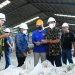Wakil Ketua MPR RI, Fadel Muhammad (tengah kemeja batik) meninjau Corn Dryer milik Charoen Pokphand di Desa Pongongaila, Kecamatan Pulubala, Kabupaten Gorontalo, Selasa (7/3/2023). (Dok Humas MPR RI)