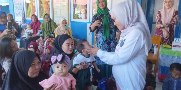 Wabup Merlan saat mengunjungi kegiatan pendataan stunting dan giat ukur untuk semua balita, kampanye ASI ekslusif dan pengobatan lansia yang ada di Kecamatan Tapa, Jumat (10/3/2023).