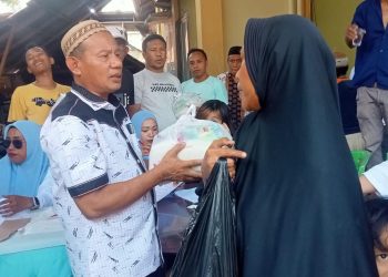 Anggota Dewan Perwakilan Rakyat Daerah DPRD) Kota Gorontalo, Heriyanto Thalib saat membagikan paket sembako ke masyakarat Kecamatan Kota Selatan, Kota Gorontalo, Senin (20/3/2023). Foto: Sari/gopos.