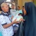 Anggota Dewan Perwakilan Rakyat Daerah DPRD) Kota Gorontalo, Heriyanto Thalib saat membagikan paket sembako ke masyakarat Kecamatan Kota Selatan, Kota Gorontalo, Senin (20/3/2023). Foto: Sari/gopos.