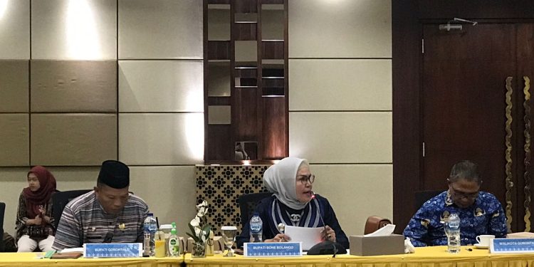 Wabup Merlan S. Uloli saat menghadiri High Level Meeting Tim Pengendali Inflasi Daerah (TPID) Provinsi Gorontalo tahun 2023 di Ruang Pertemuan Kantor Perwakilan Bank Indonesia Provinsi Gorontalo, Jumat (17/3/2023). (Foto Amalia/Diskominfo)