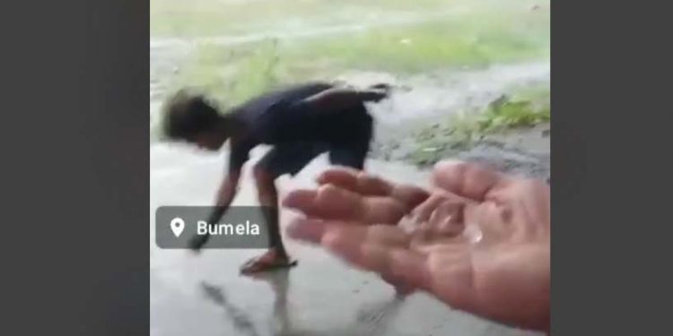 Warga Desa Bumela, Kecamatan Bilato, mengumpulkan butiran hujan es.