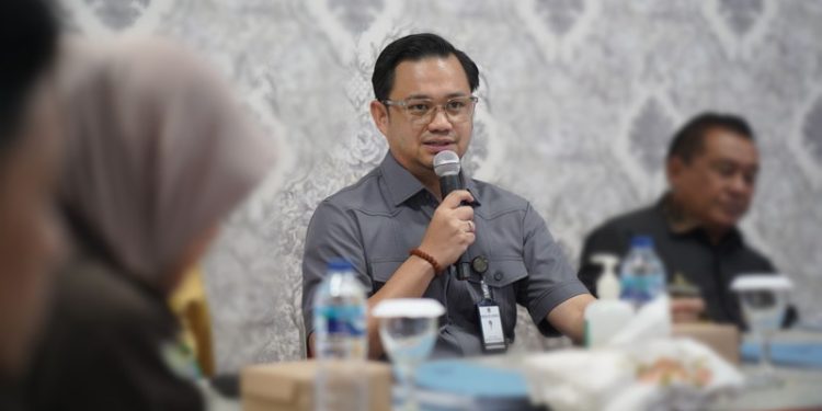 Wakil Walikota Gorontalo, Ryan Kono saat mengikuti rapat Finalisasi Dokumen DED Gedung Bedah Jantung dan Stroke Rumah Sakit Aloei Saboe di Aula RSUD Aloei Saboe, Kota Gorontalo, Kamis (9/3/2023). (Foto: Humas)