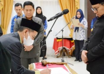 Penjabat Gubernur Gorontalo Hamka Hendra Noer malantik Kepala Dinas Kesehatan Provinsi Gorontalo Anang S. Otoluwa.
